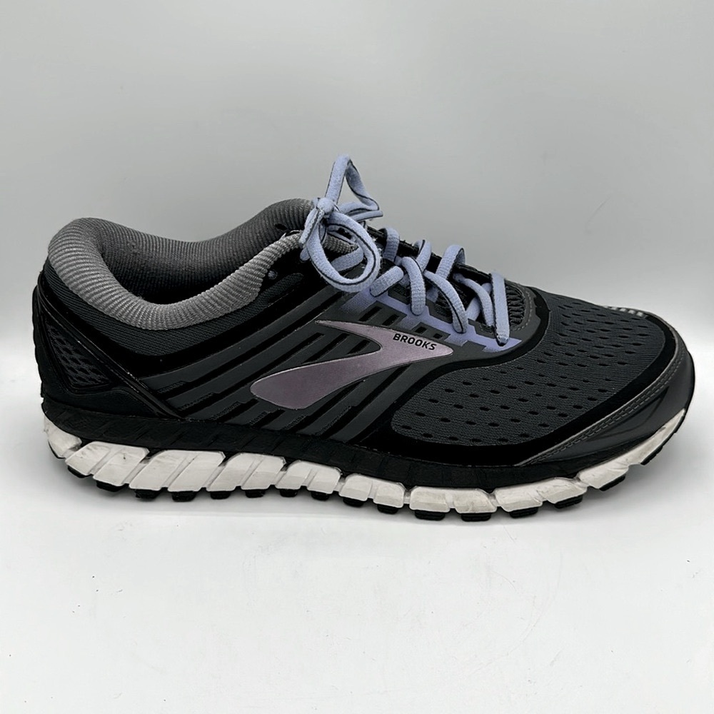 Brooks Ariel 18 athletic shoes, size 9
